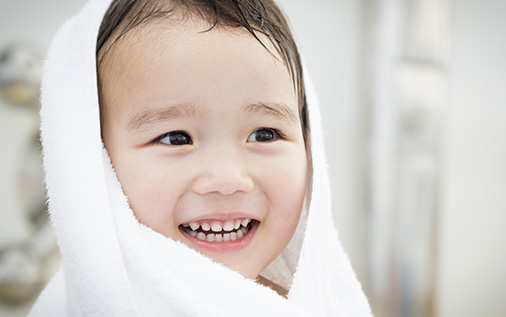 수건을 두르고 웃는 아이
