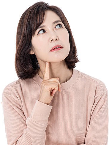 턱에 손을 대고 고민하는 어머니