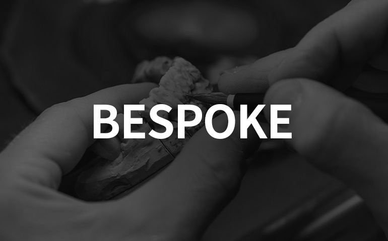 BESPOKE — 치아 모형을 다듬는 손